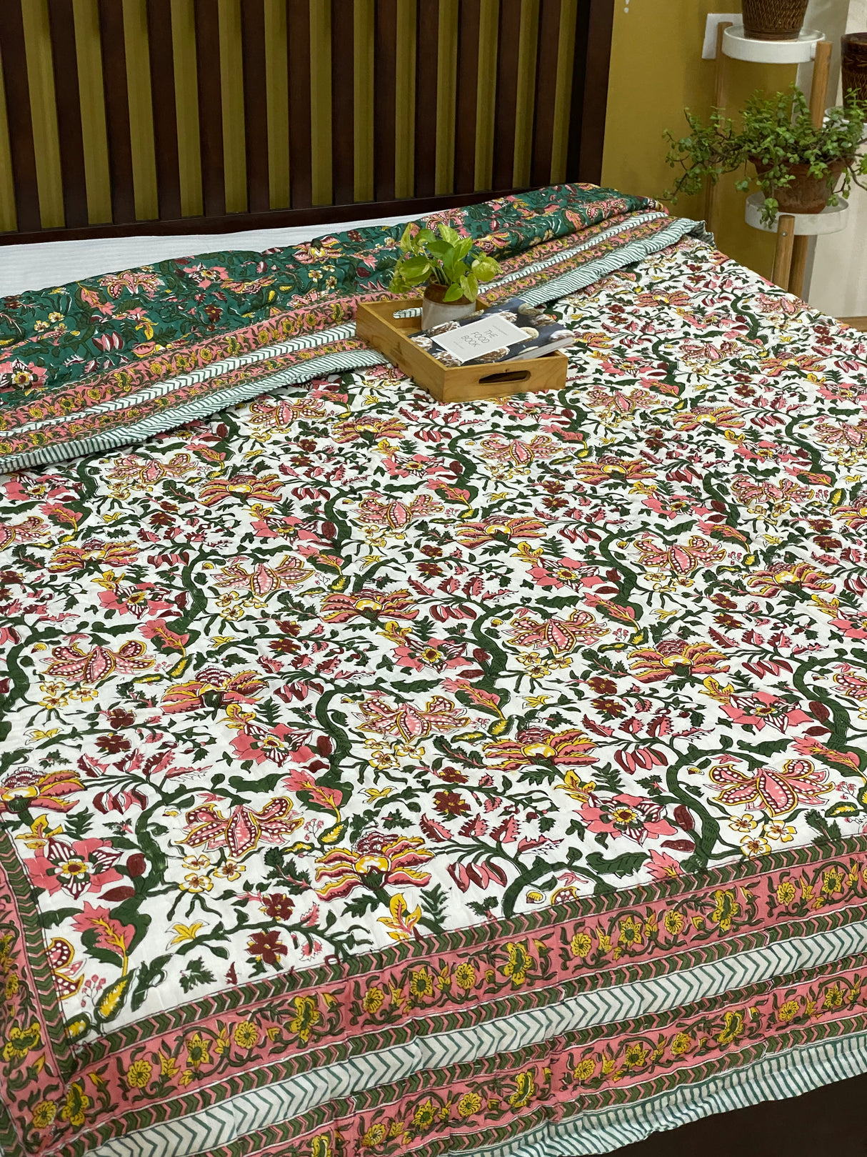 green-brown-king-cotton-quilt-edge-view