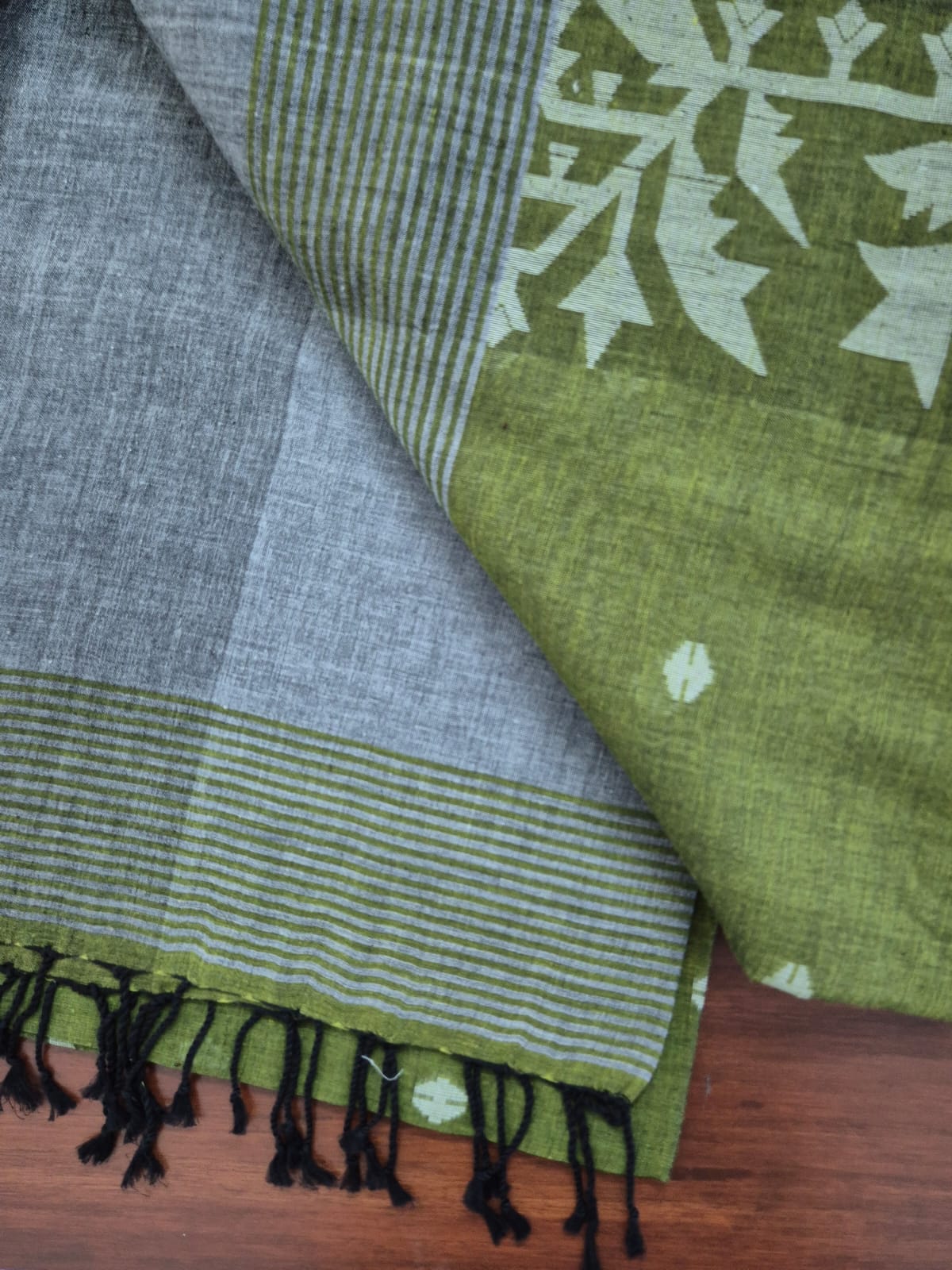 Elegant Mulmul Cotton Saree made on Jacquard Loom in Green and Grey Colour