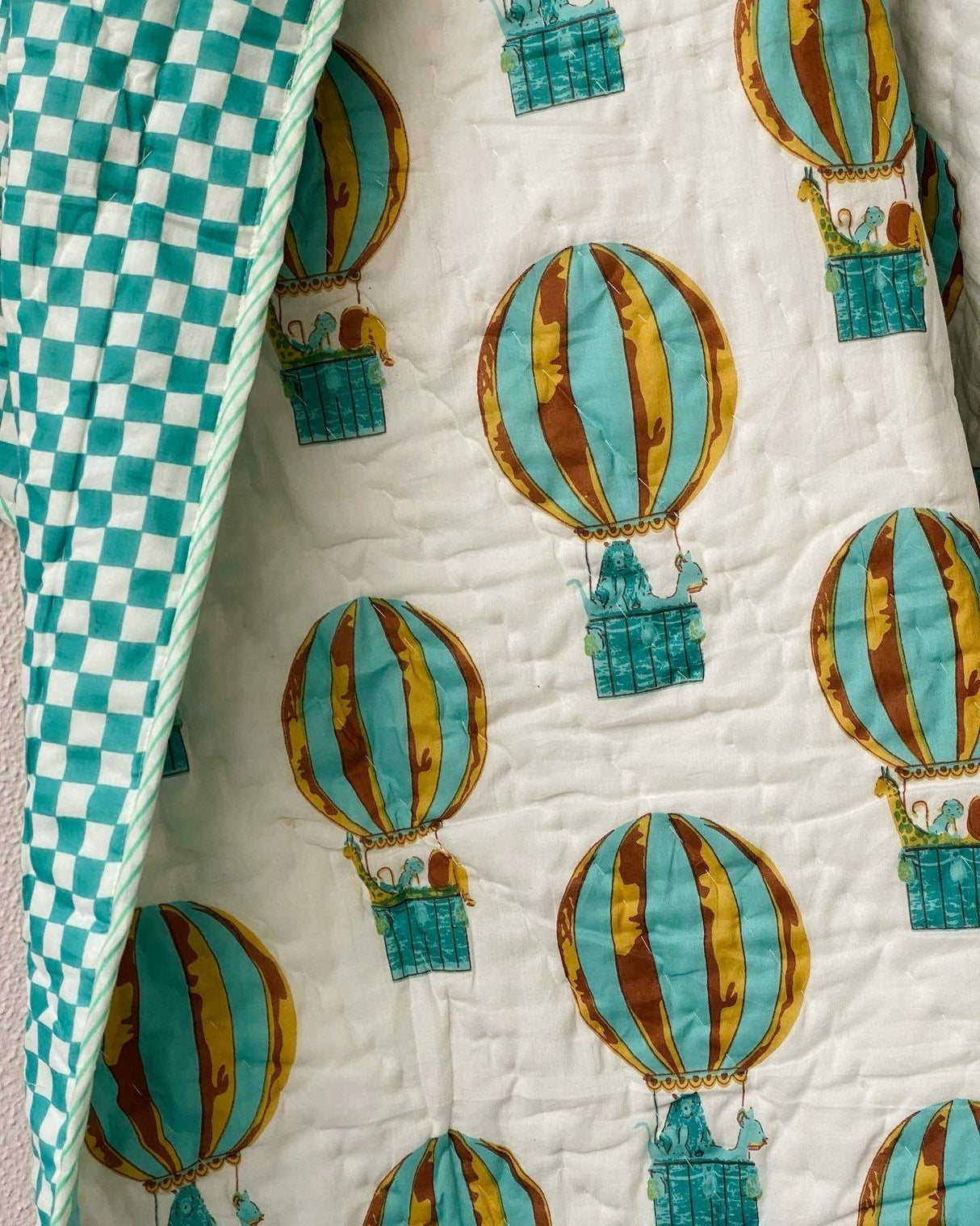 green-hot-air-balloon-quilt-close-up