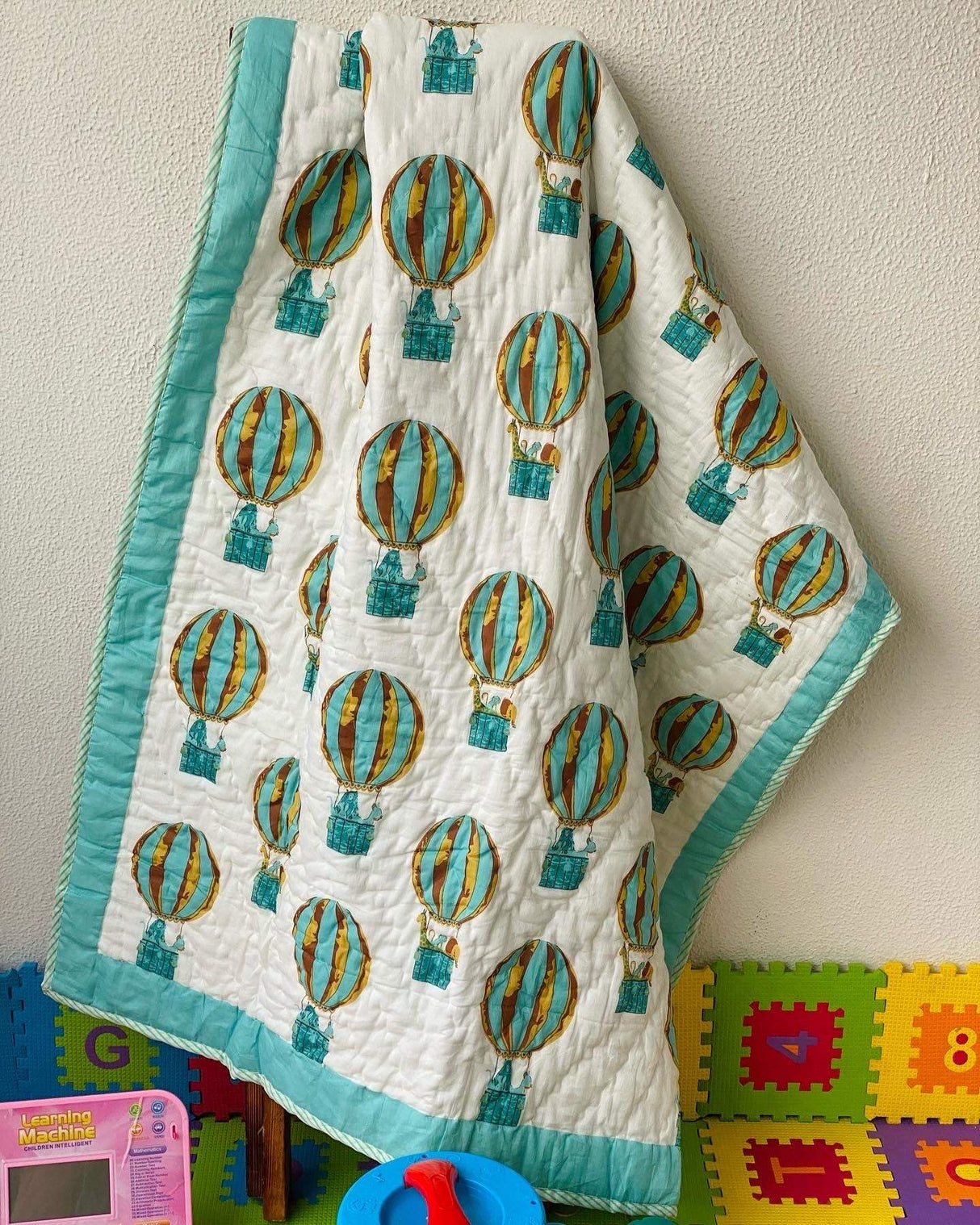 green-hot-air-balloon-quilt-front-view