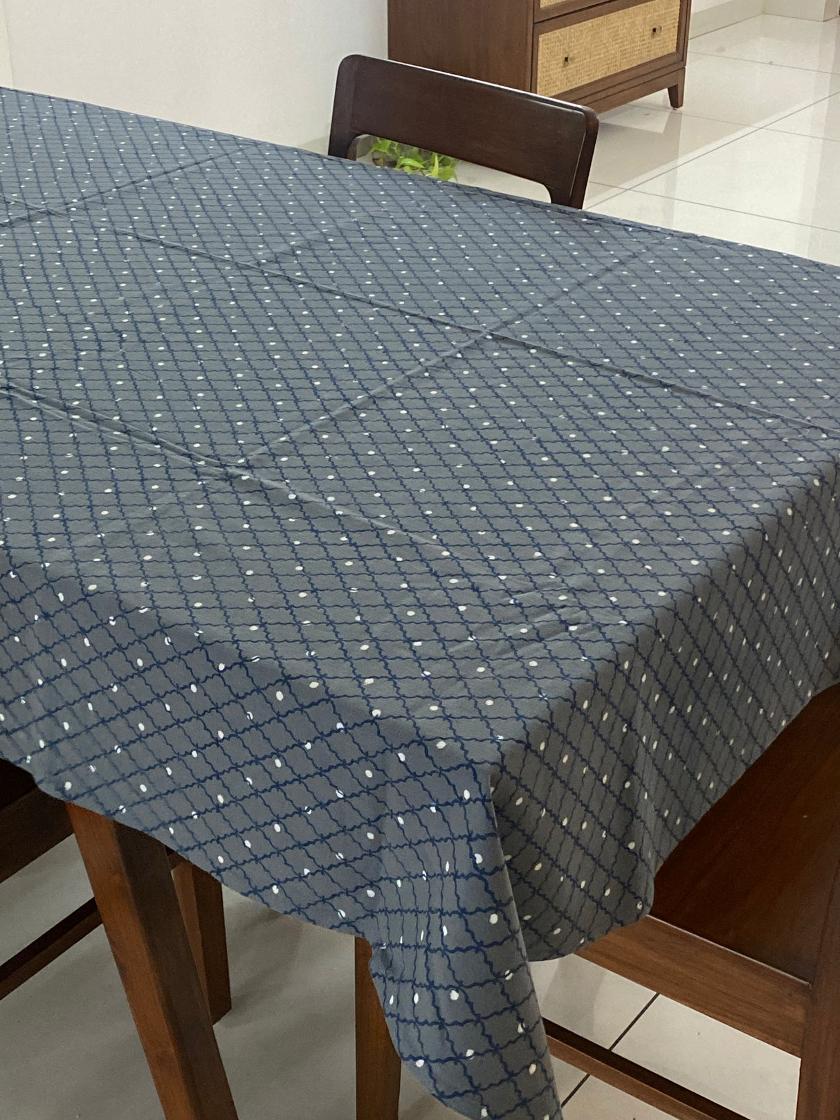 grey-theme-table-cloth-6-seater-full-view