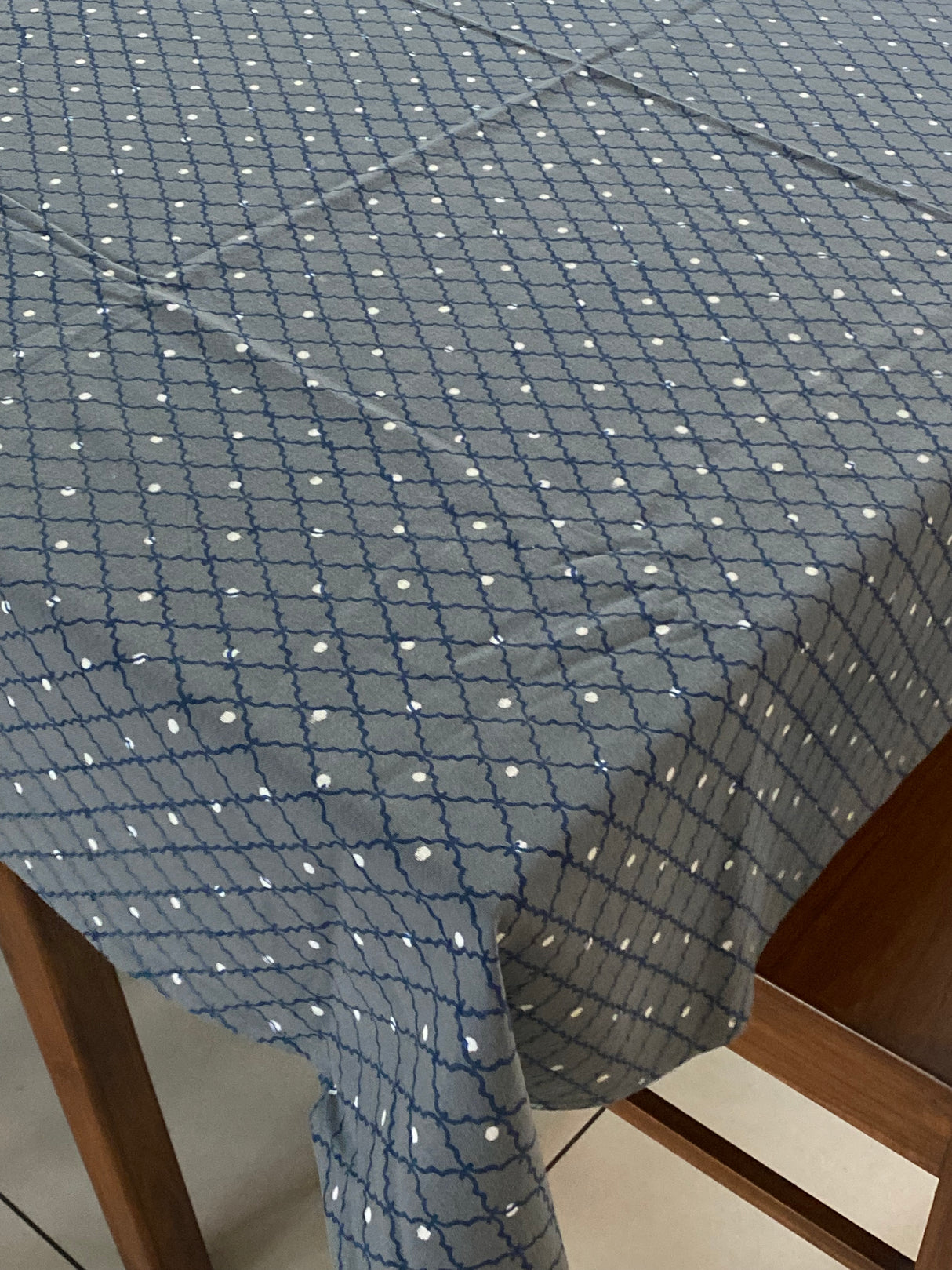 grey-theme-table-cloth-6-seater-side-view