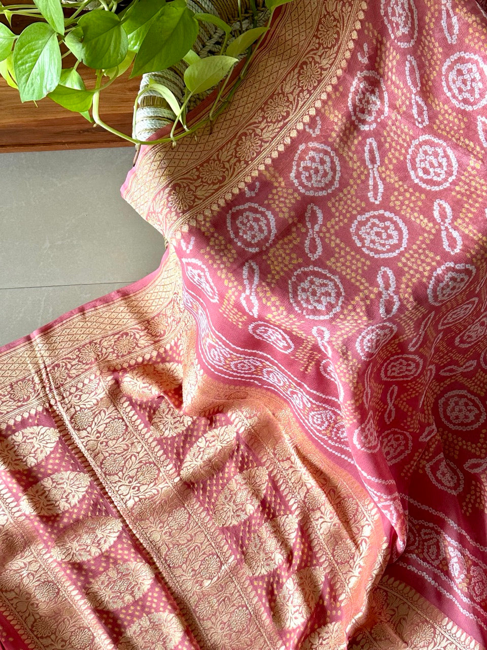 gulab-zari-pure-banarsi-gerogette-bandhani-saree