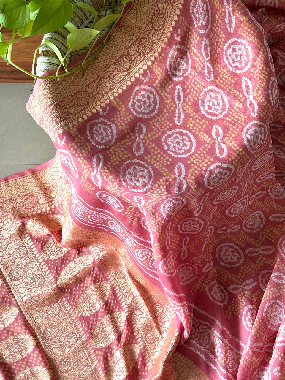 gulab-zari-pure-banarsi-gerogette-bandhani-saree