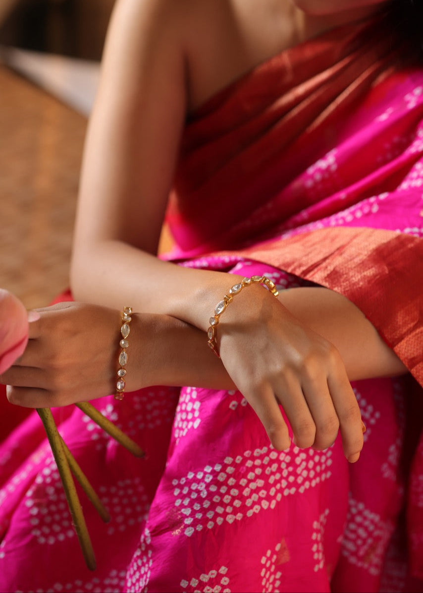 lady wearing a kanjivaram bandhani saree with beautiful 92.5 silver kadas with moissanite polki