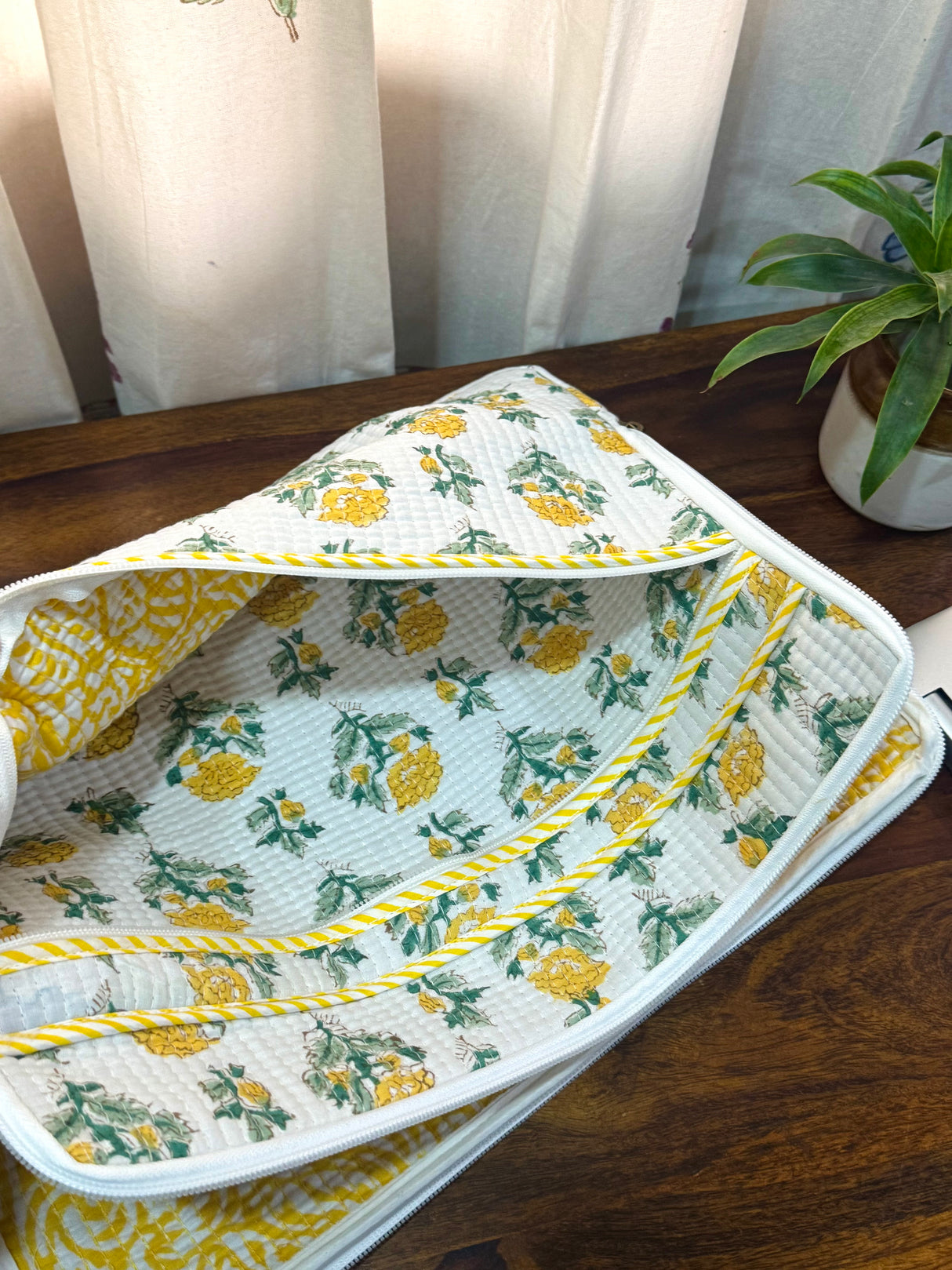 handcrafted-floral-laptop-sleeve-by-kapaas-katha