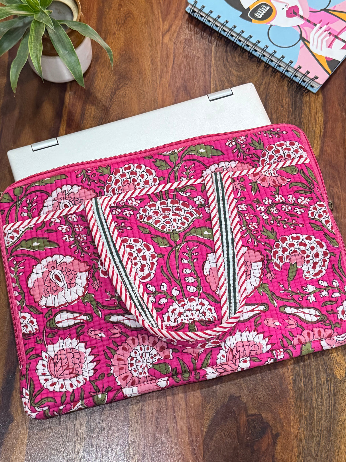 handcrafted-floral-pattern-quilted-laptop-sleeve-with-handle