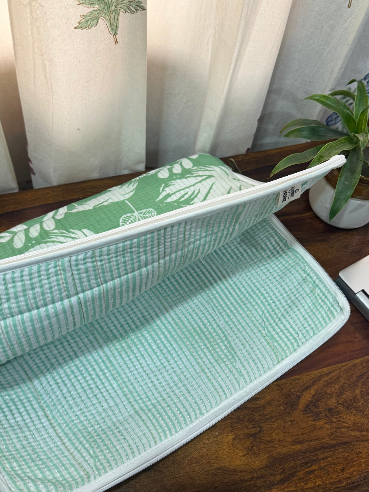 handcrafted-leaf-pattern-quilted-laptop-sleeve