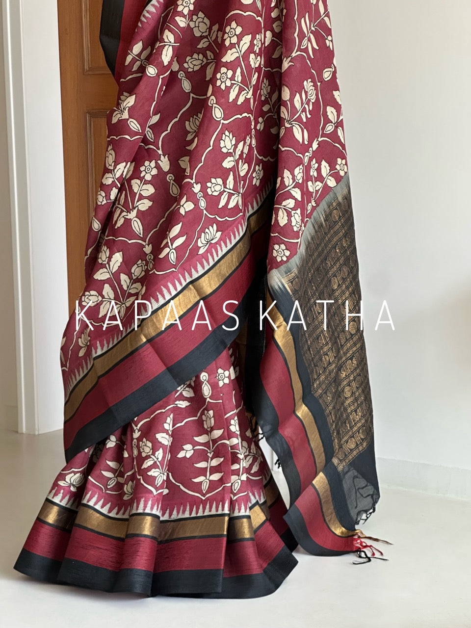 Shop handpainted Chettinad cotton silk Kalamkari saree in maroon with contrast black temple zari border. Lightweight handloom elegance online at Kapaas Katha.