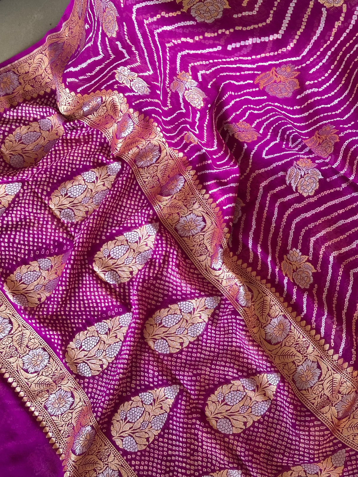 handloom-bandhani-georgette-saree-with-traditional-pattern