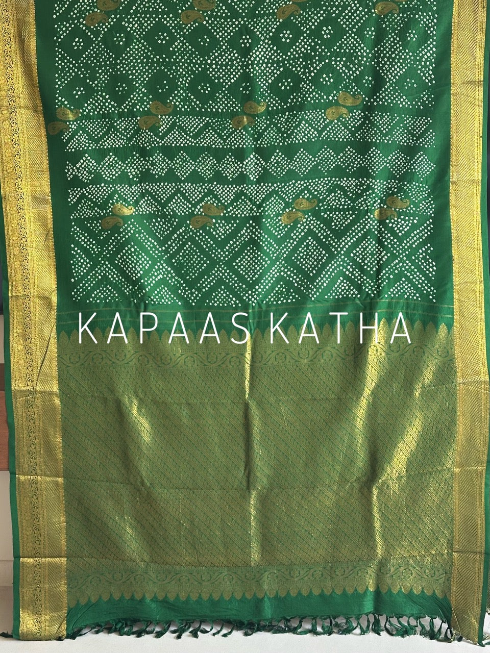 kanjivaram Silk Bandhani Saree, Pure Silk Green Bandhani Saree, Gold Zari Paisley Bandhej Saree, Kapaas Katha Designer Sarees, Hand-Tied Bandhani Silk Sarees Online