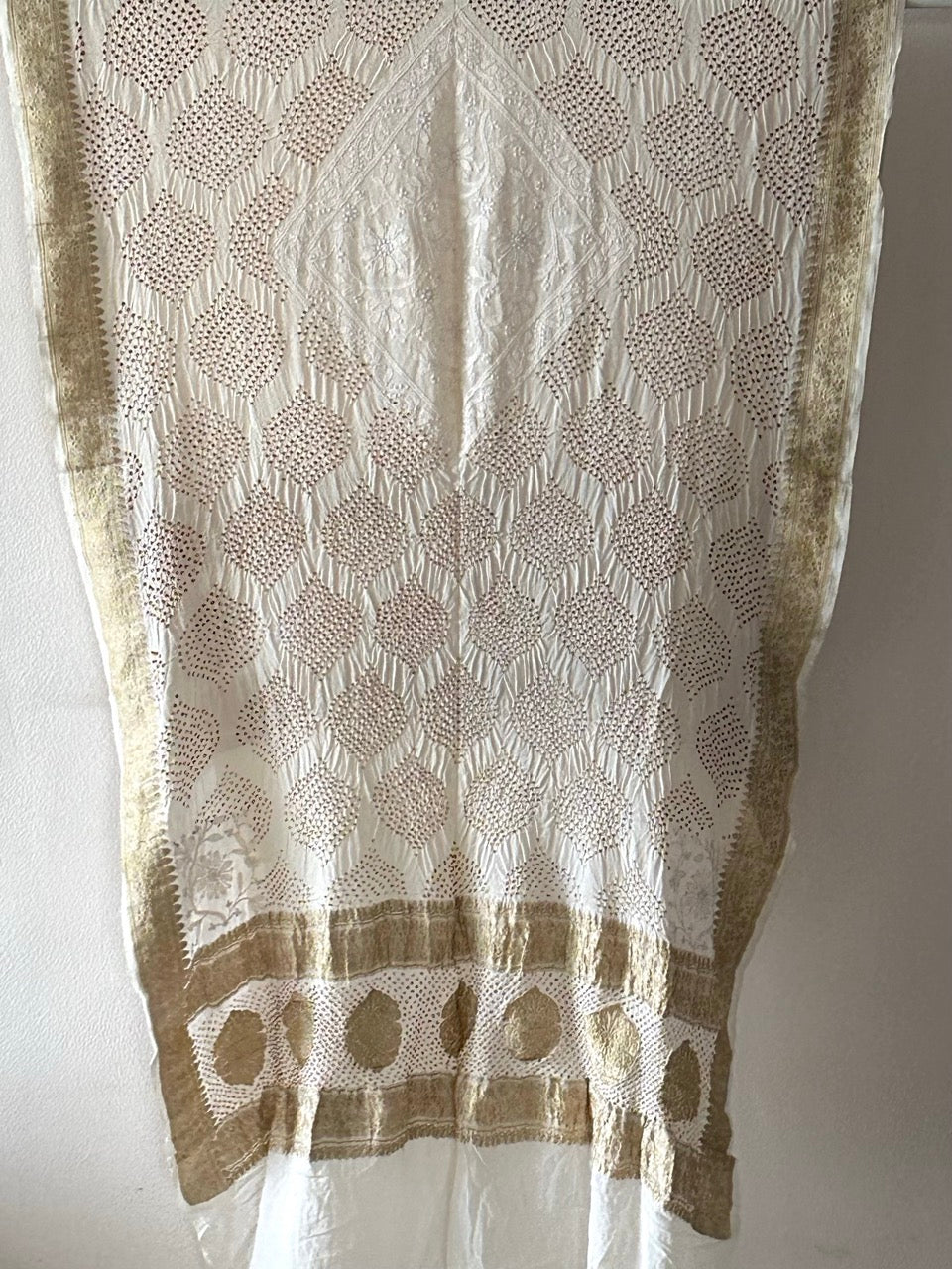 ivory-pure-banarsi-georgette-bandhani-dupatta-with-chikankari