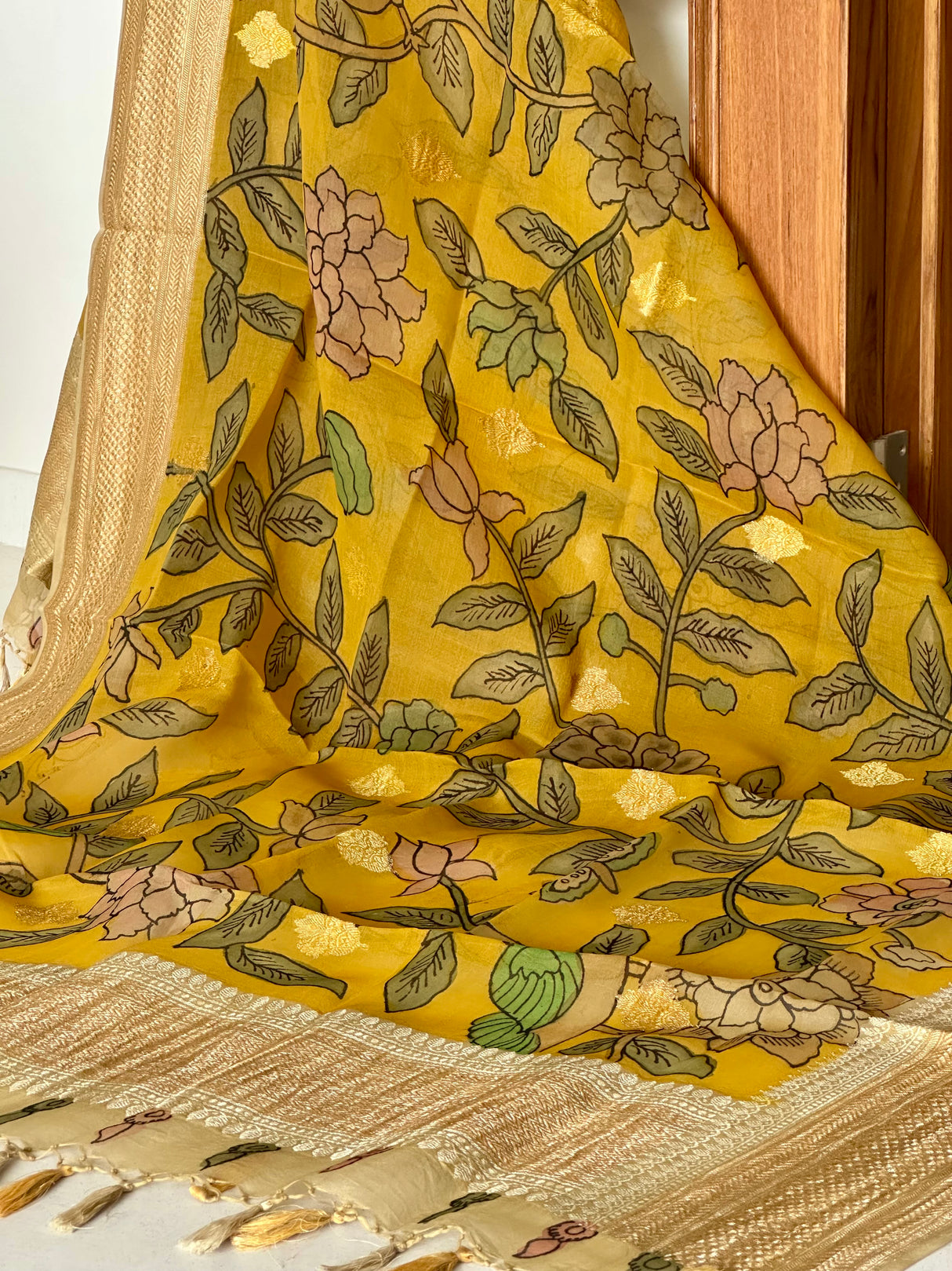 kalamkari-organza-dupatta-with-floral-kusum-motifs
