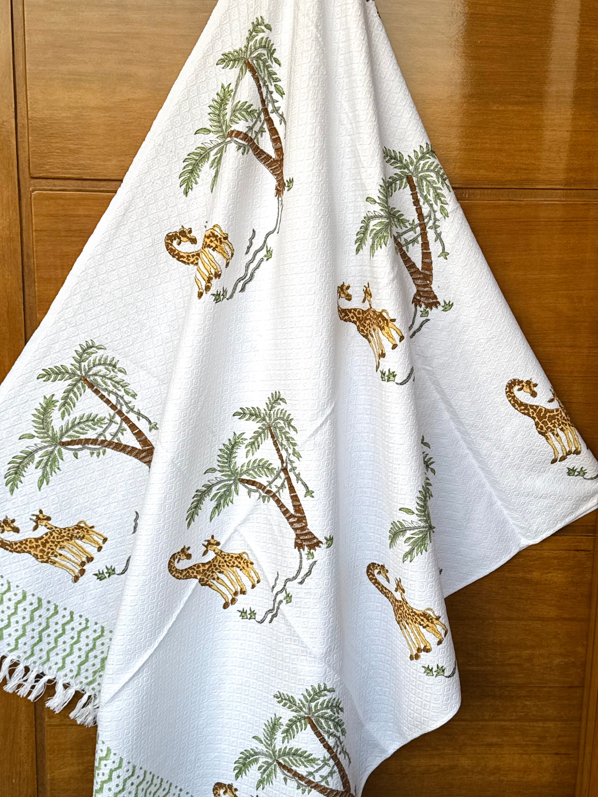 kids-towel-with-giraffe-and-palm-tree-print