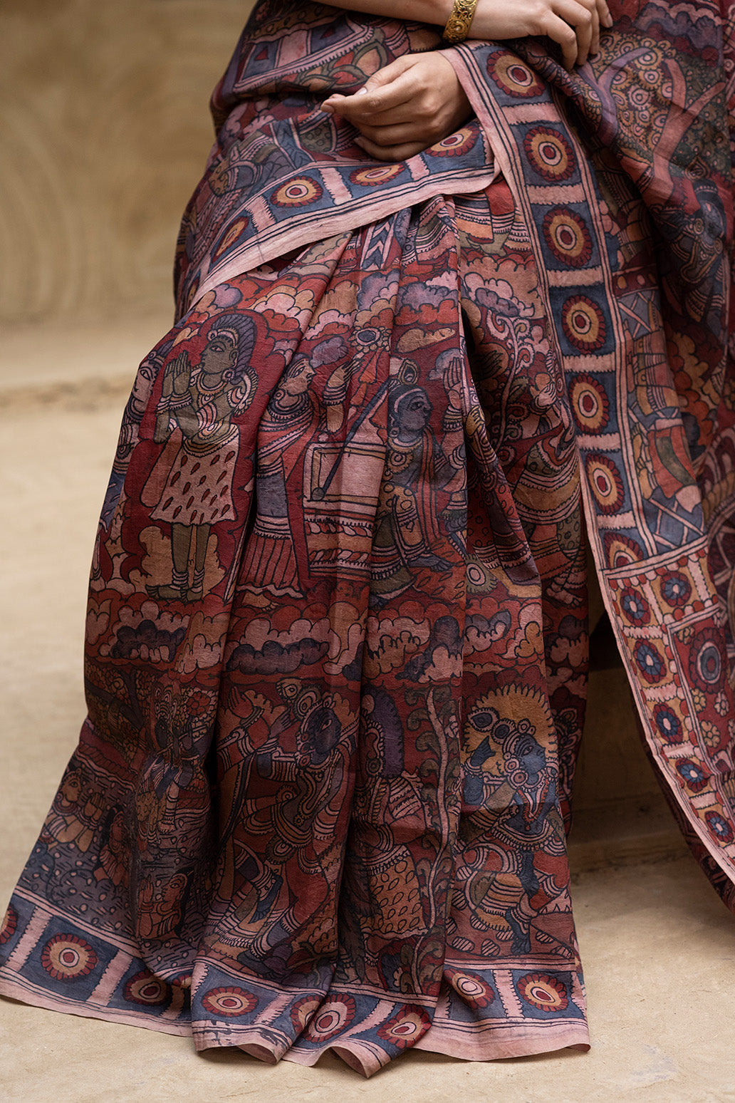 krishna-theme-mulberry-silk-kalamkari-saree-over-shoulder-view