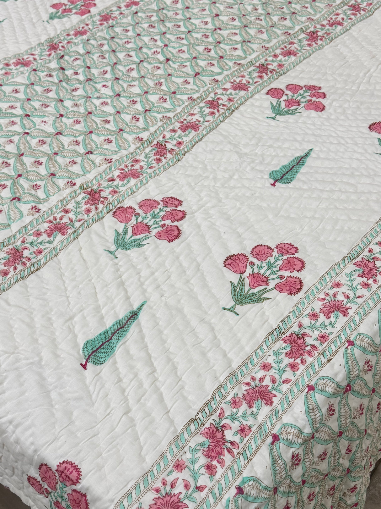 light-green-pink-double-cotton-quilt-close-up