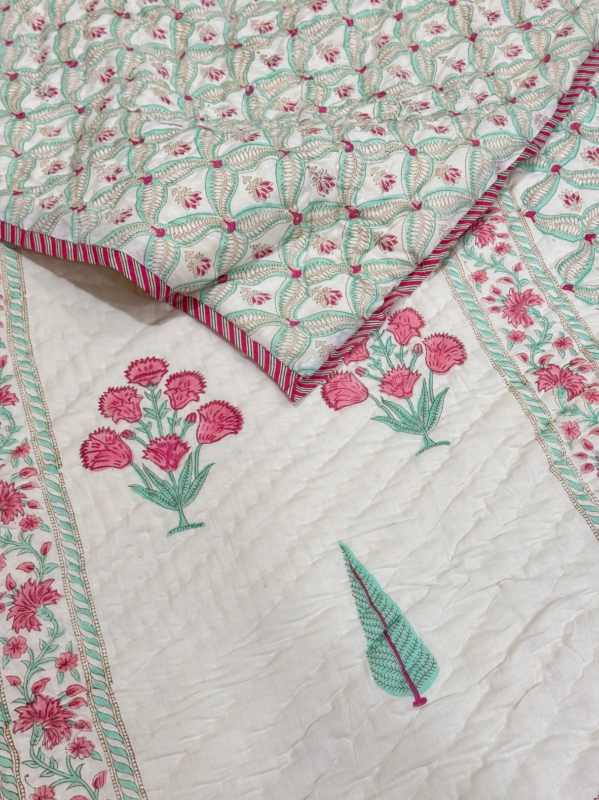 light-green-pink-double-cotton-quilt-detailed-view
