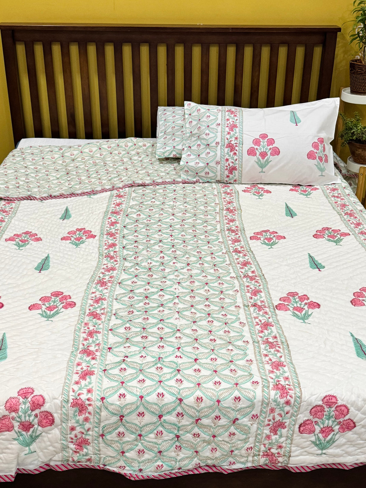 light-green-pink-double-cotton-quilt-front-view