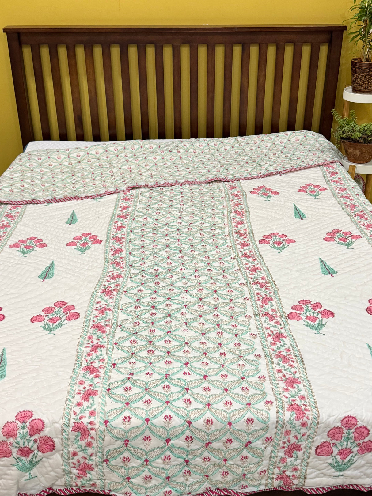 light-green-pink-double-cotton-quilt-texture-view