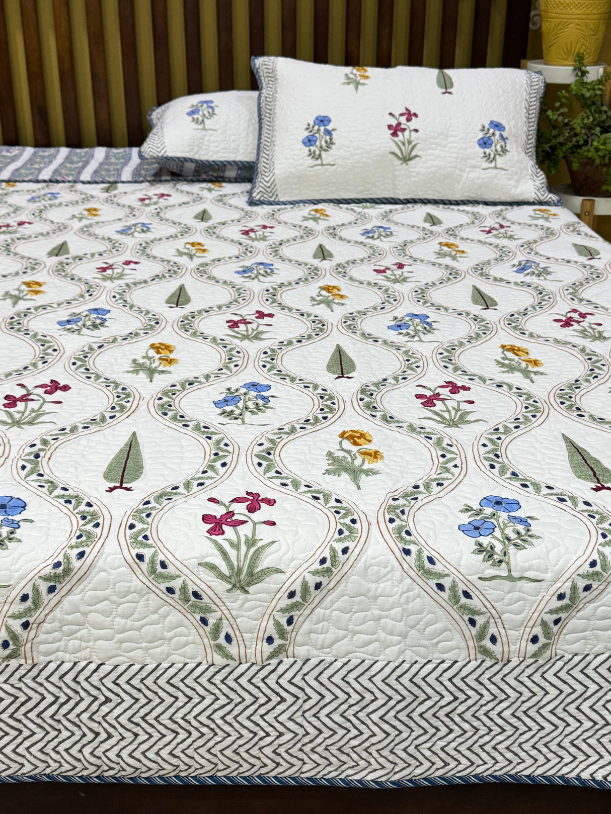 mulmul-king-size-bedcover-tender-bloom-blockprint