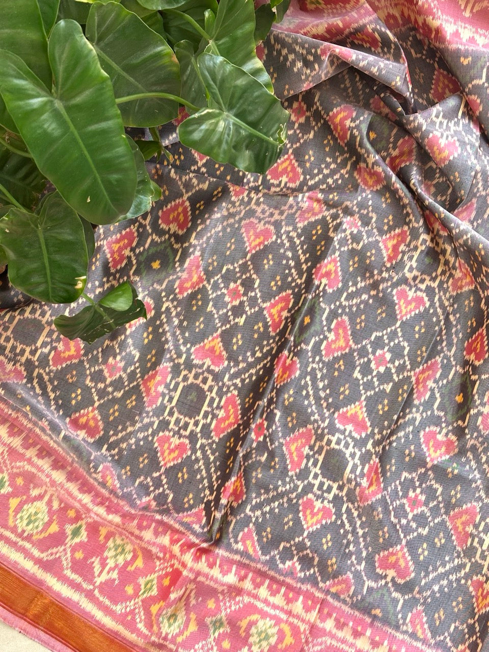 Paan Bhaat Pattern Grey and Pink Handloom Pure Silk Single Ikat Patola Blouse Fabric