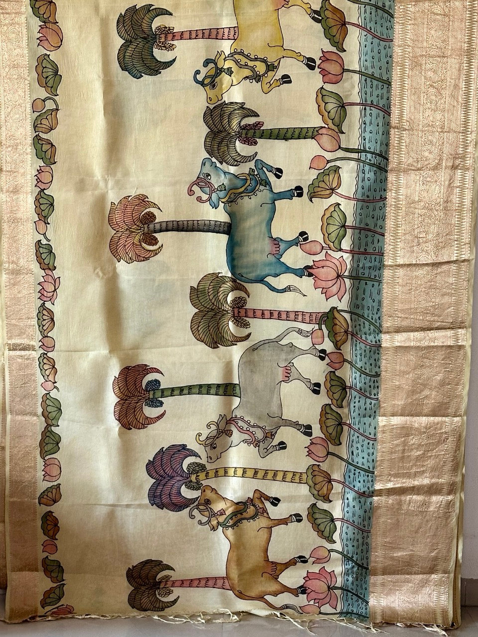 peacock-floral-bangalore-silk-kalamkari-saree-pleats-detail