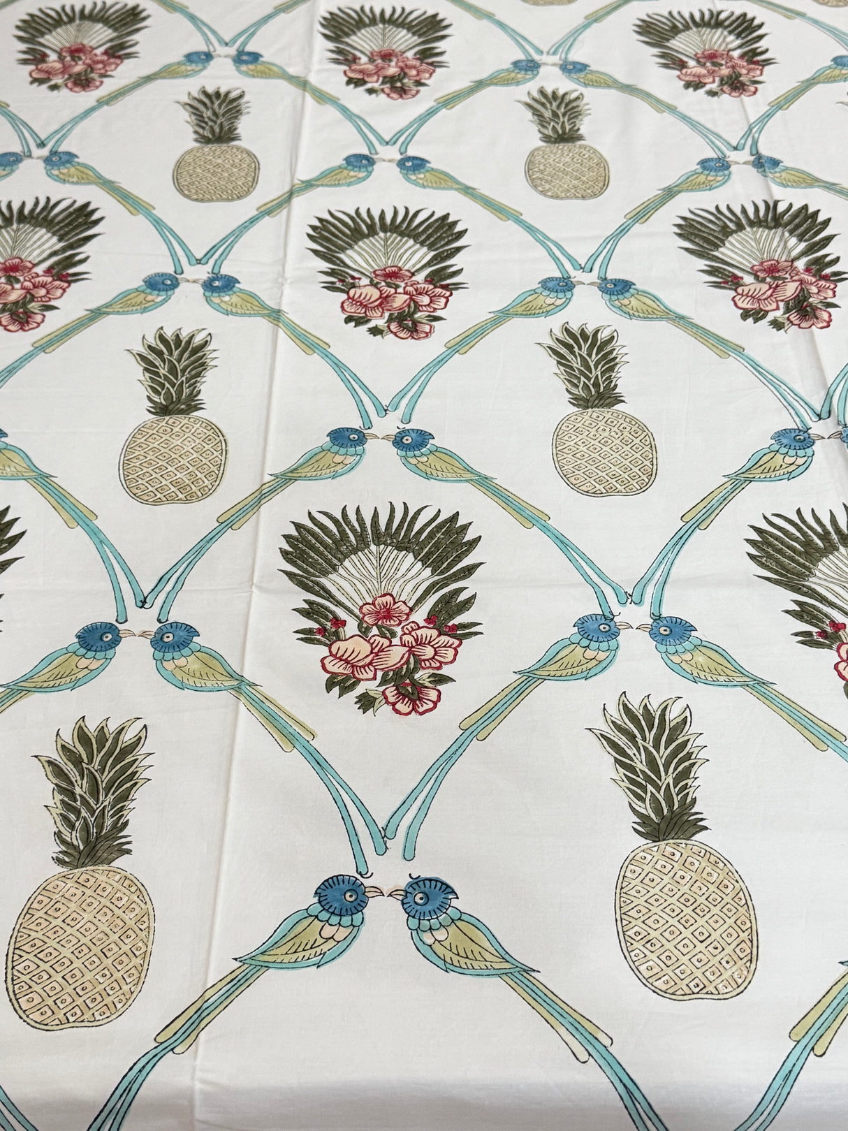 pineapple-king-cotton-bedsheet-close-up