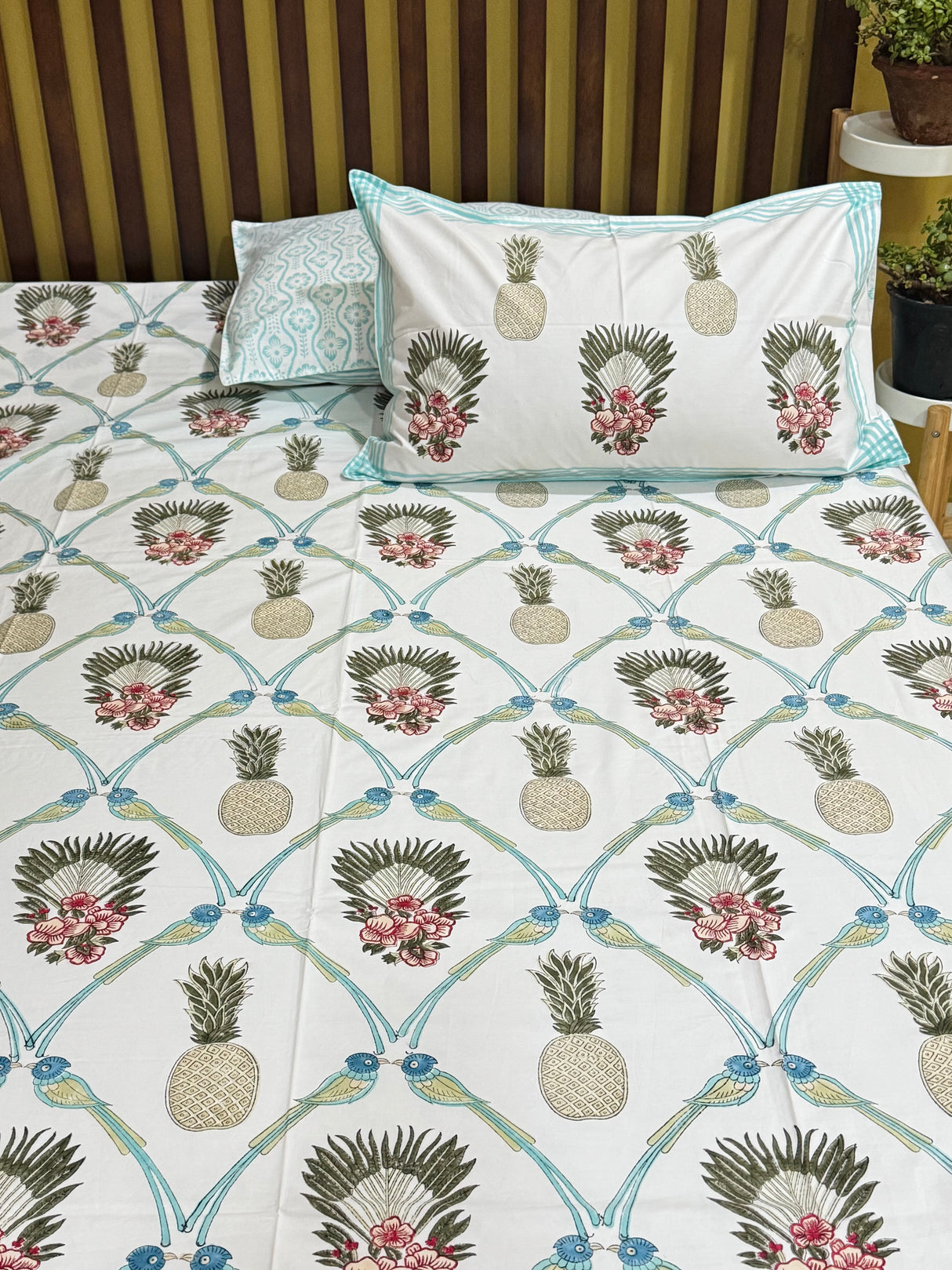 pineapple-king-cotton-bedsheet-full-view