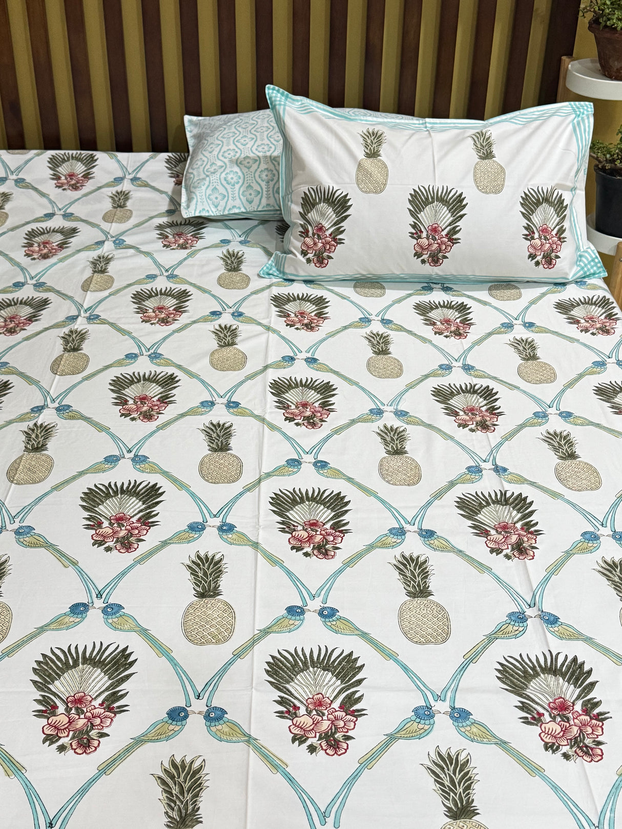pineapple-king-cotton-bedsheet-pattern-view