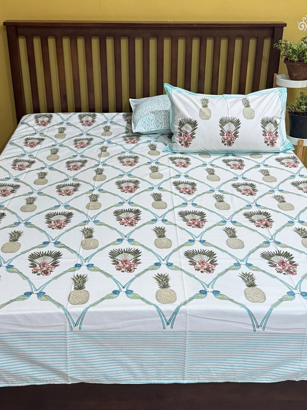 pineapple-king-cotton-bedsheet-side-view