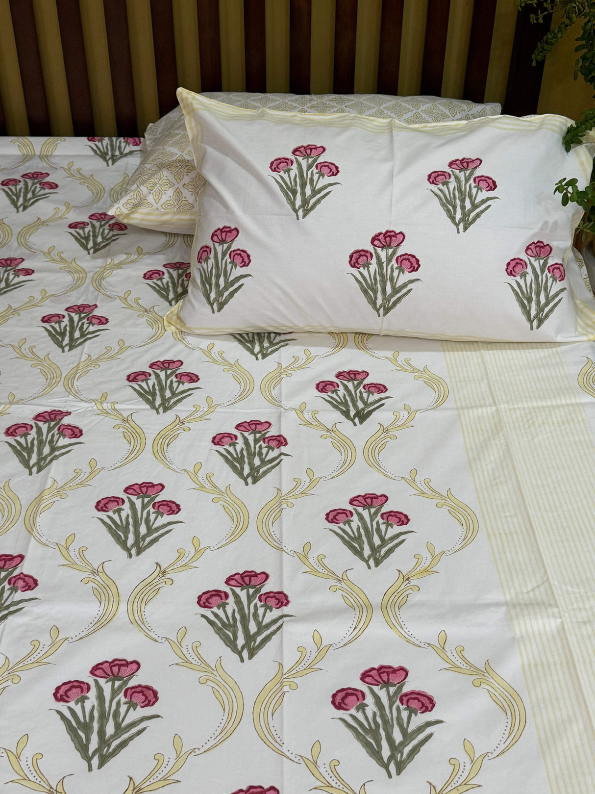 pink-flower-double-cotton-bedsheet-detailed-view