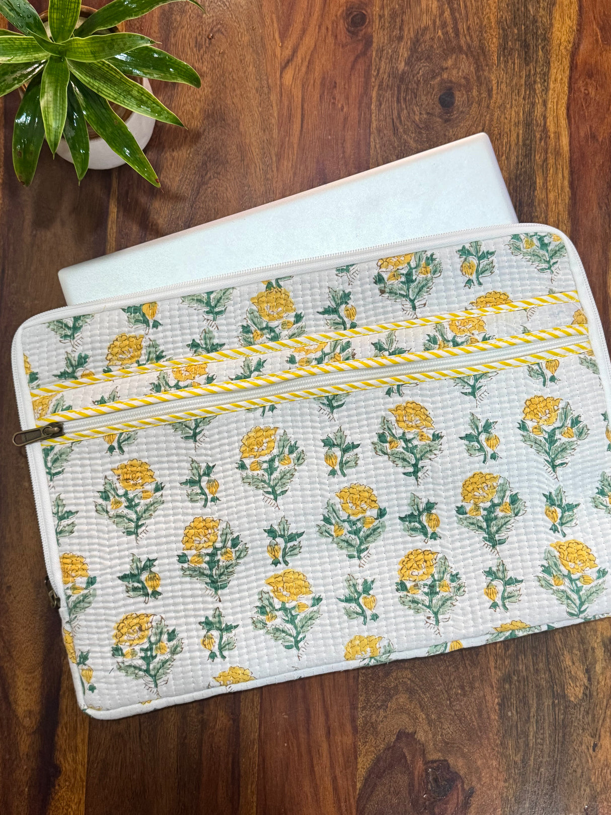 quilted-cotton-laptop-sleeve-with-zip-closure