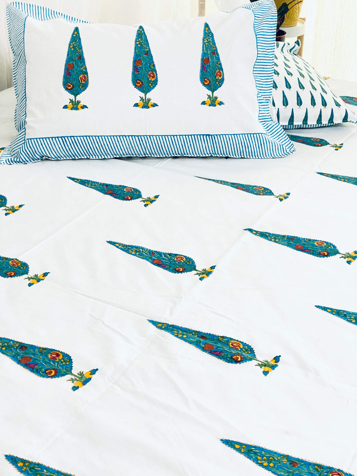 red-green-tree-king-cotton-bedsheet-close-up