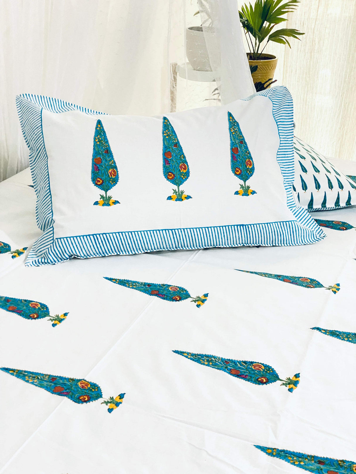 red-green-tree-king-cotton-bedsheet-zoom-in-view