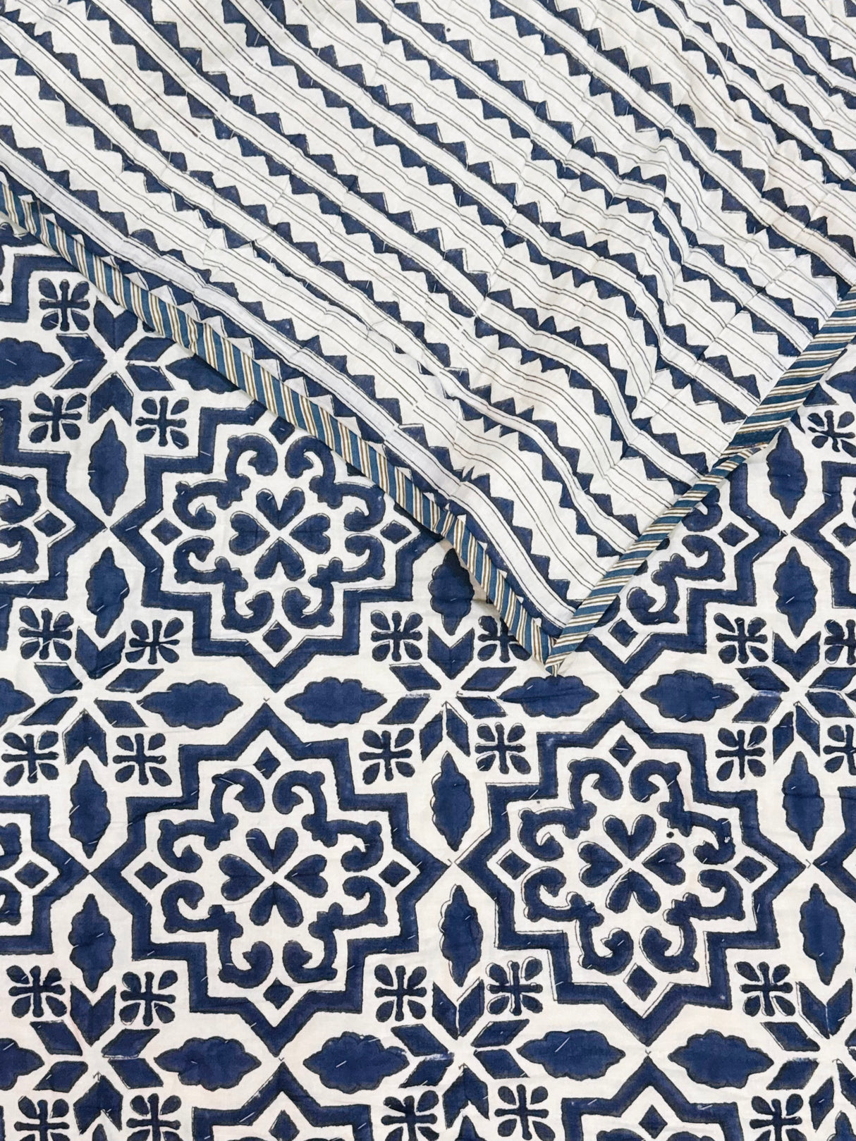 reversible-cotton-quilt-with-detailed-motif-print