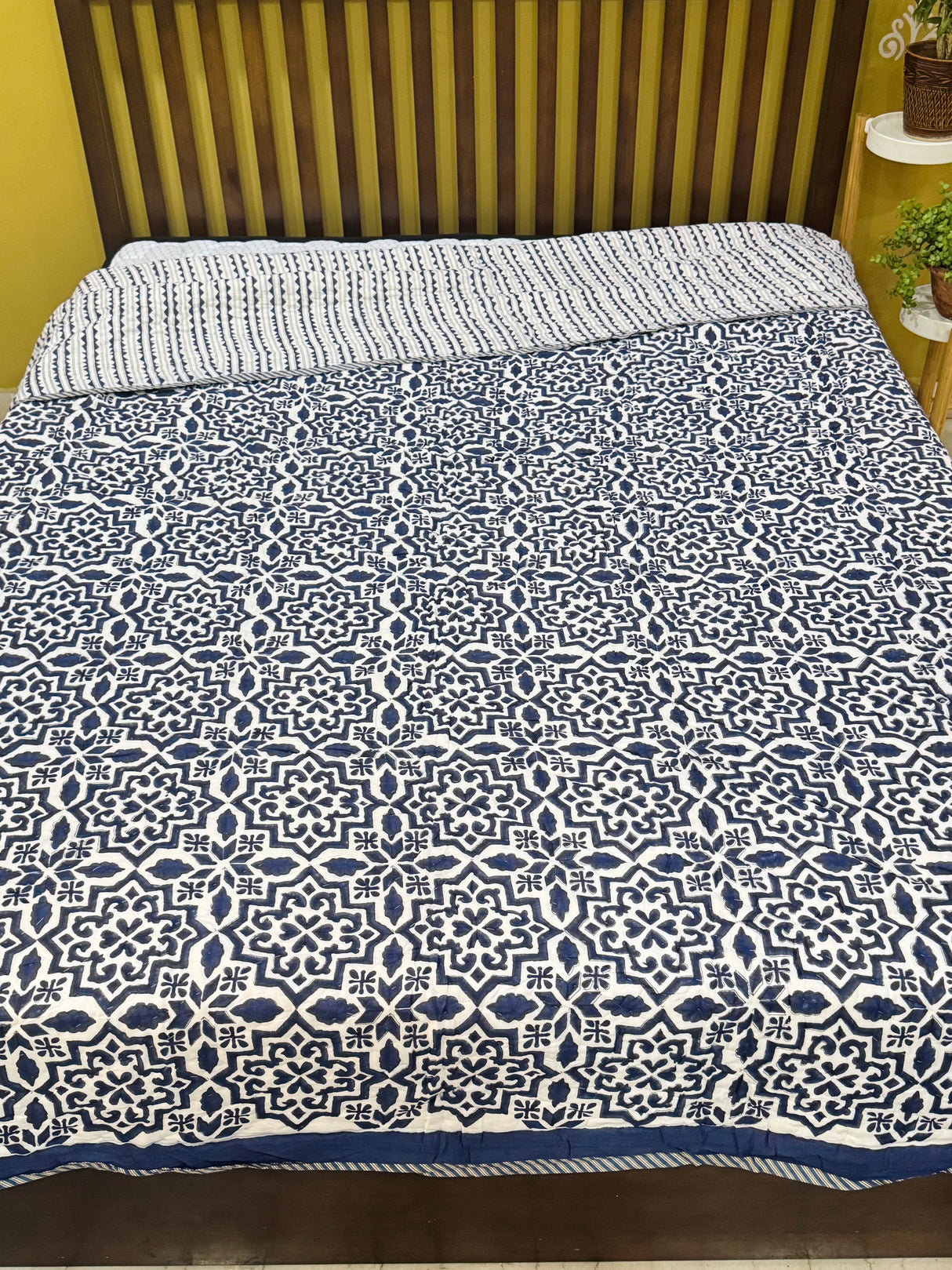 reversible-cotton-quilt-with-motif-pattern