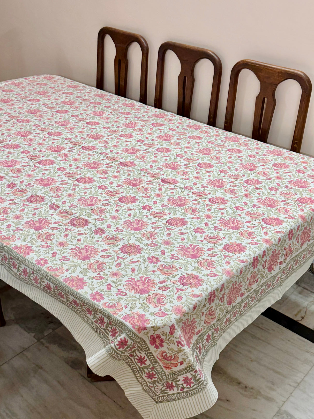scalloped-edge-cotton-tablecloth