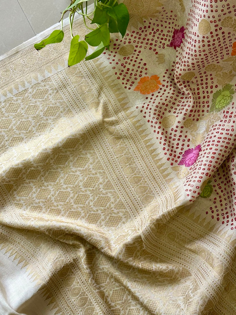 shwet-pushpanjali-handloom-munga-silk-bandhani-saree