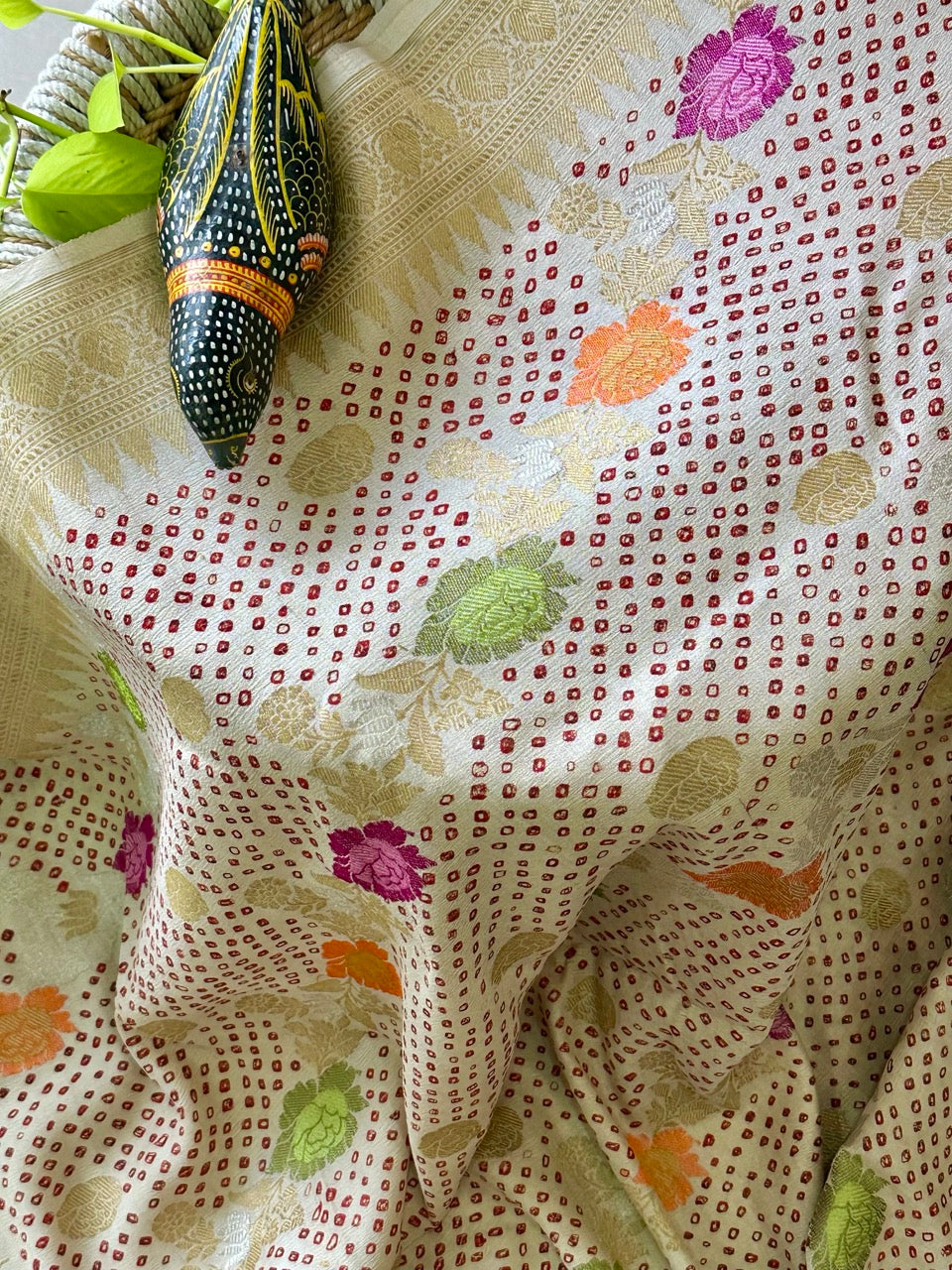 shwet-pushpanjali-handloom-munga-silk-bandhani-saree