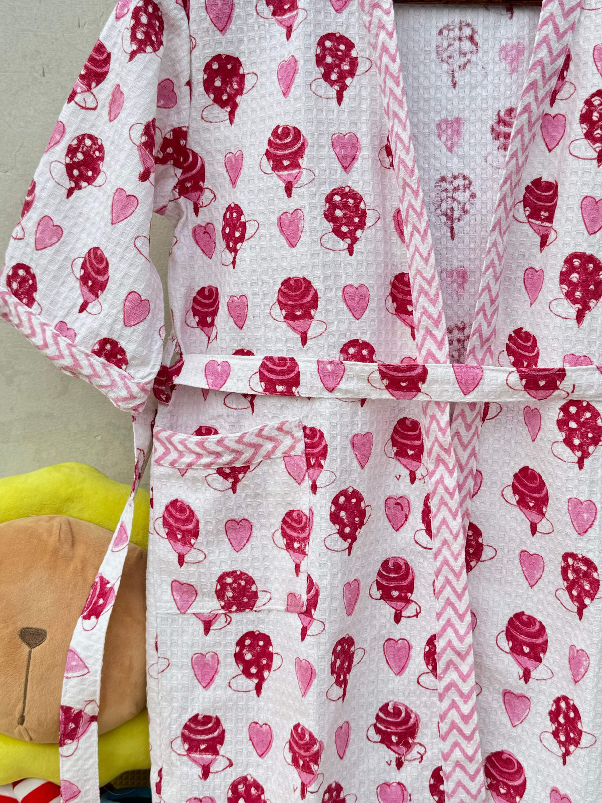 spinning-top-kids-bathrobe-zoom-in-view