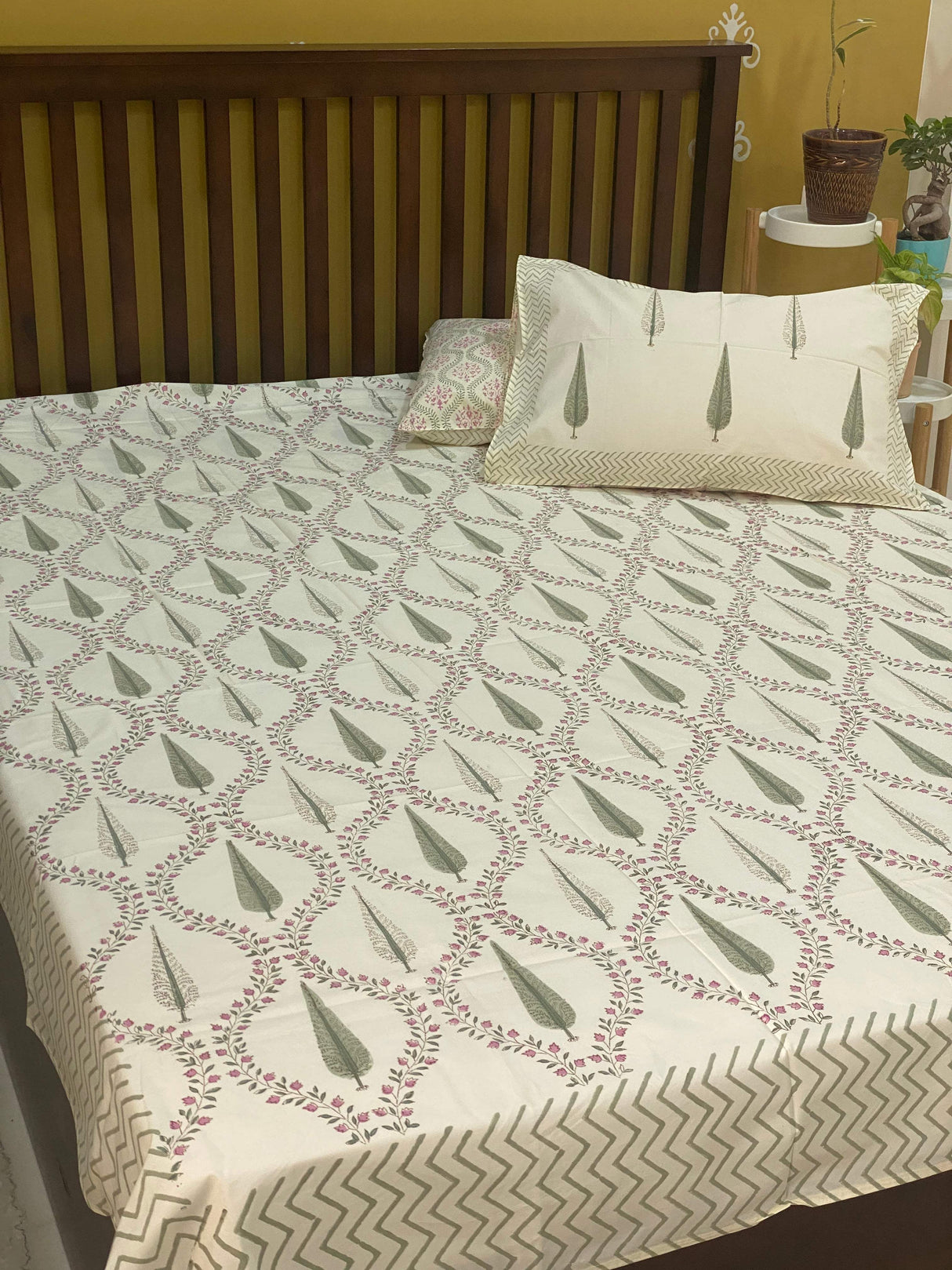 tree-theme-double-cotton-bedsheet-close-up