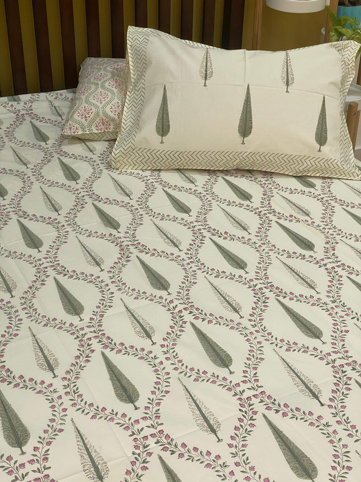 tree-theme-double-cotton-bedsheet-detailed-view