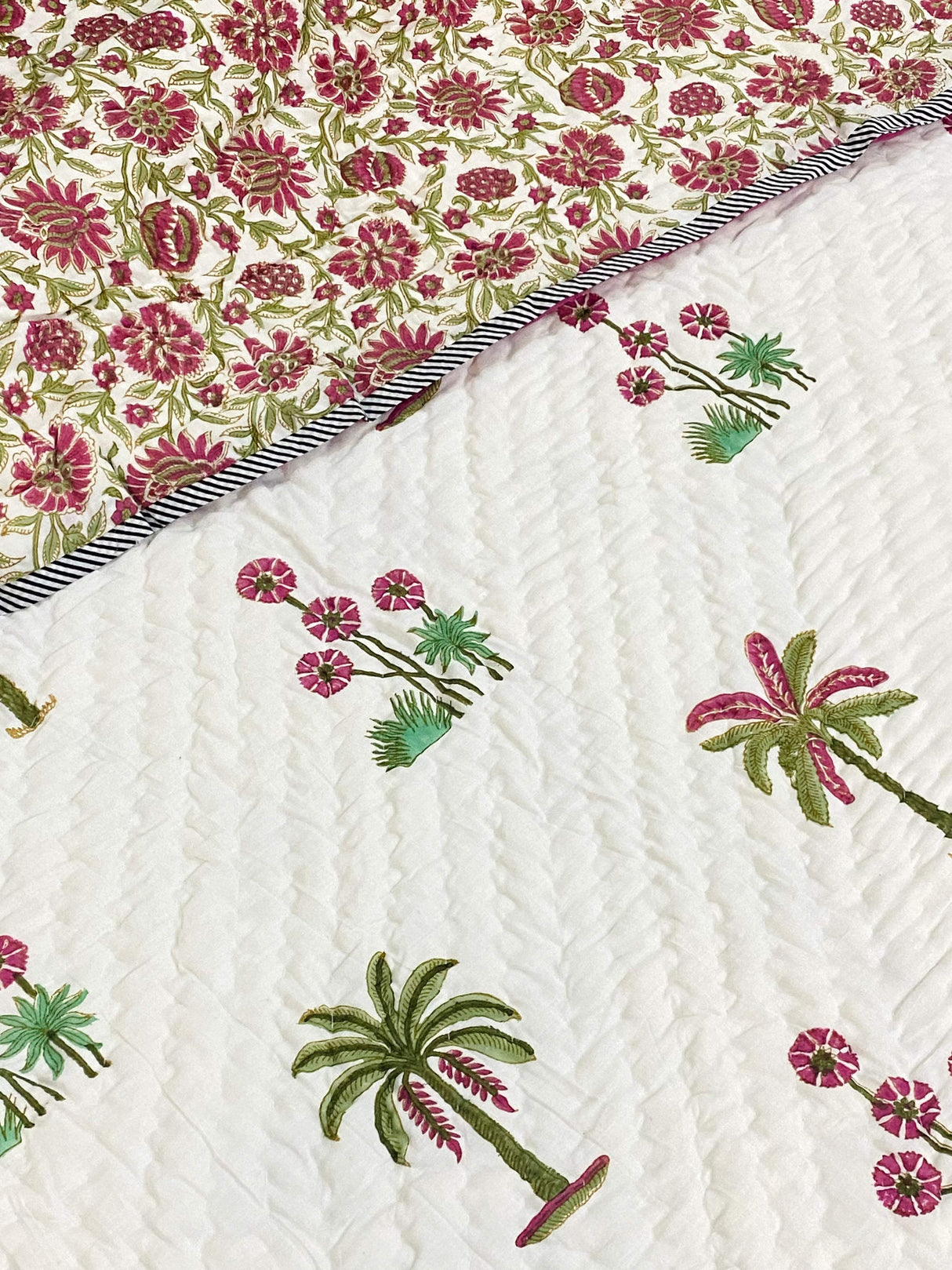tree-theme-flower-king-cotton-quilt-close-up