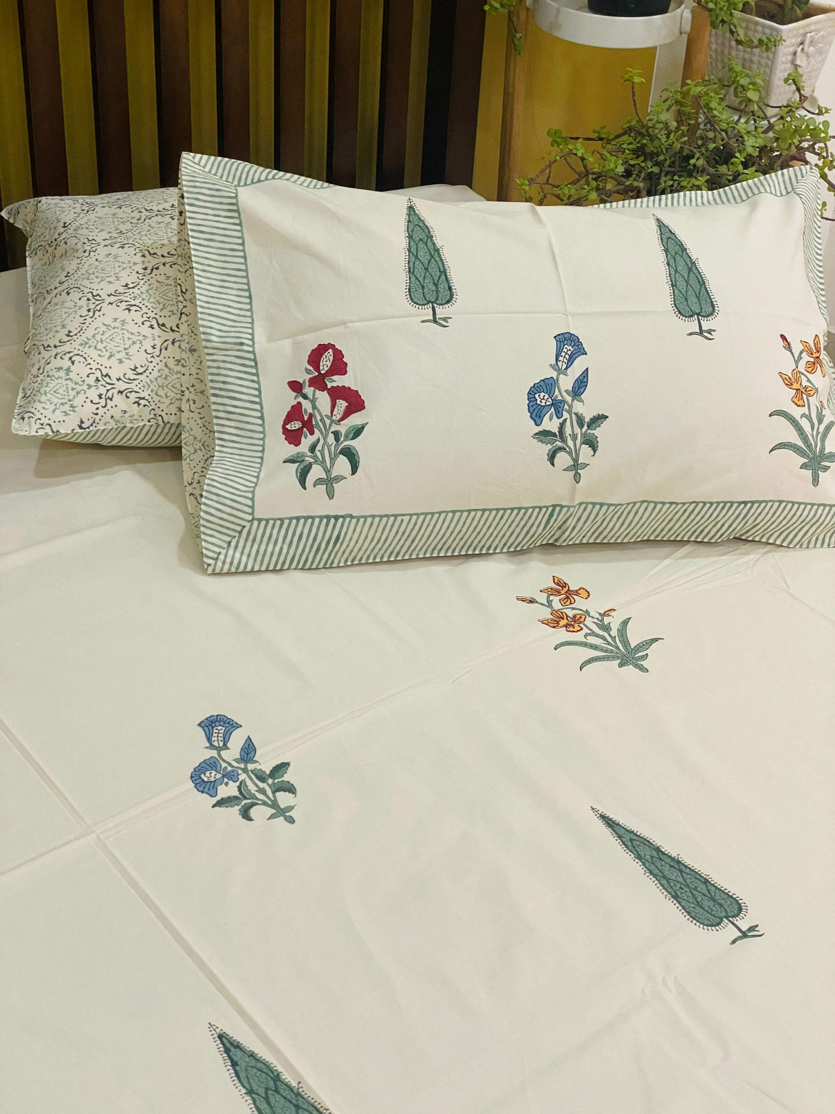 two-floral-green-king-cotton-bedsheet-pattern-view