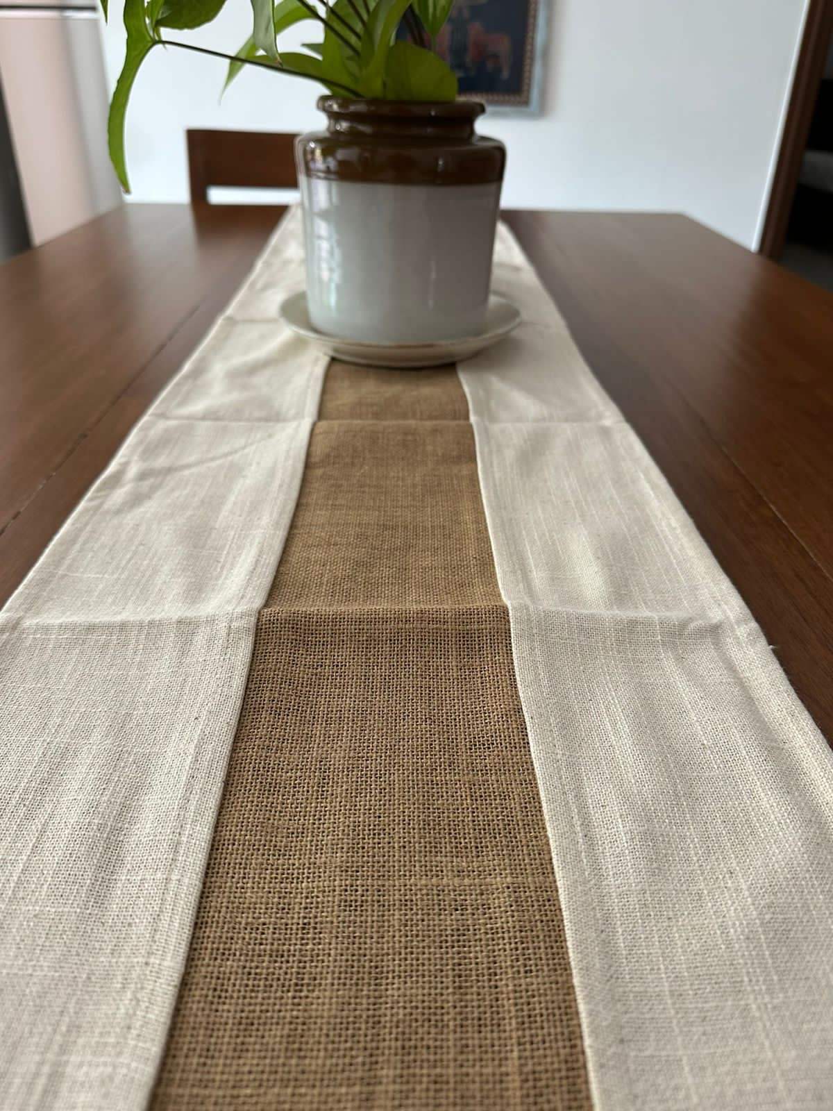 white-jute-table-runner-detailed-view