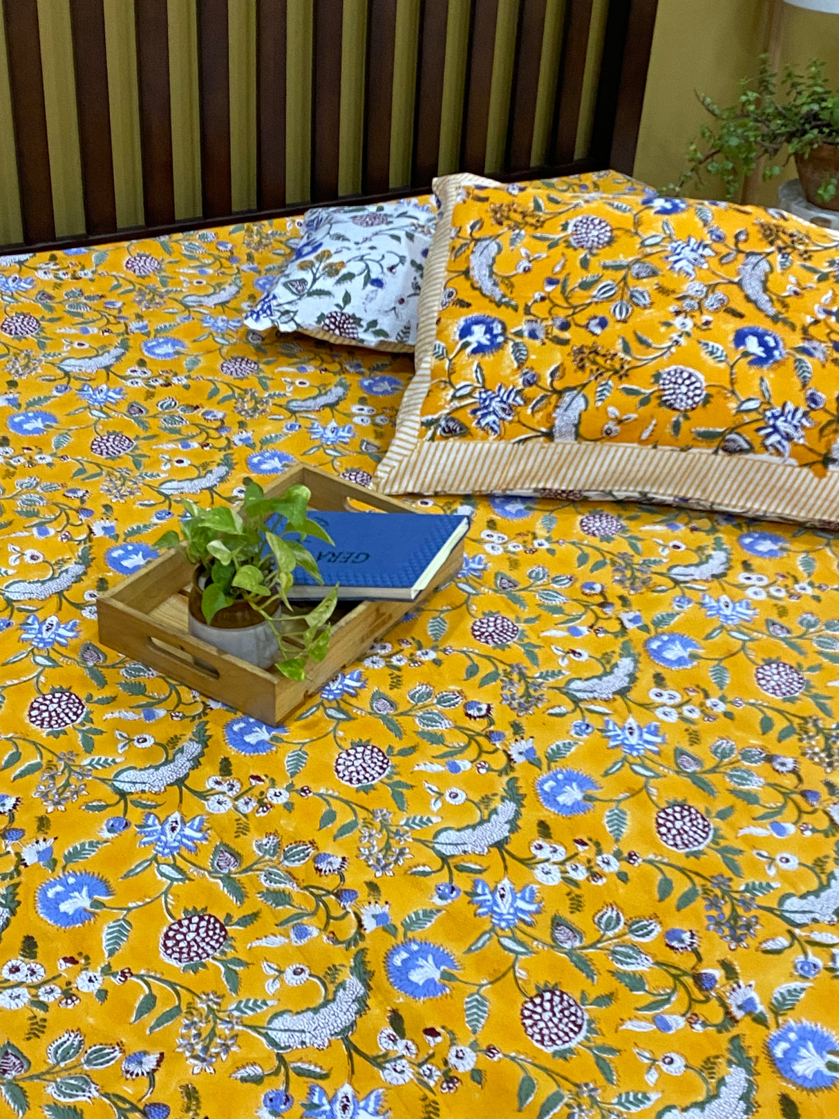 yellow-violet-king-cotton-bedsheet-detailed-view
