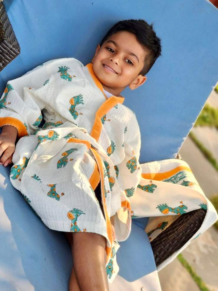 personalized giraffe print kids bathrobe in breathable waffle cotton ideal for boutique resellers and gifting in Japan and South Korea