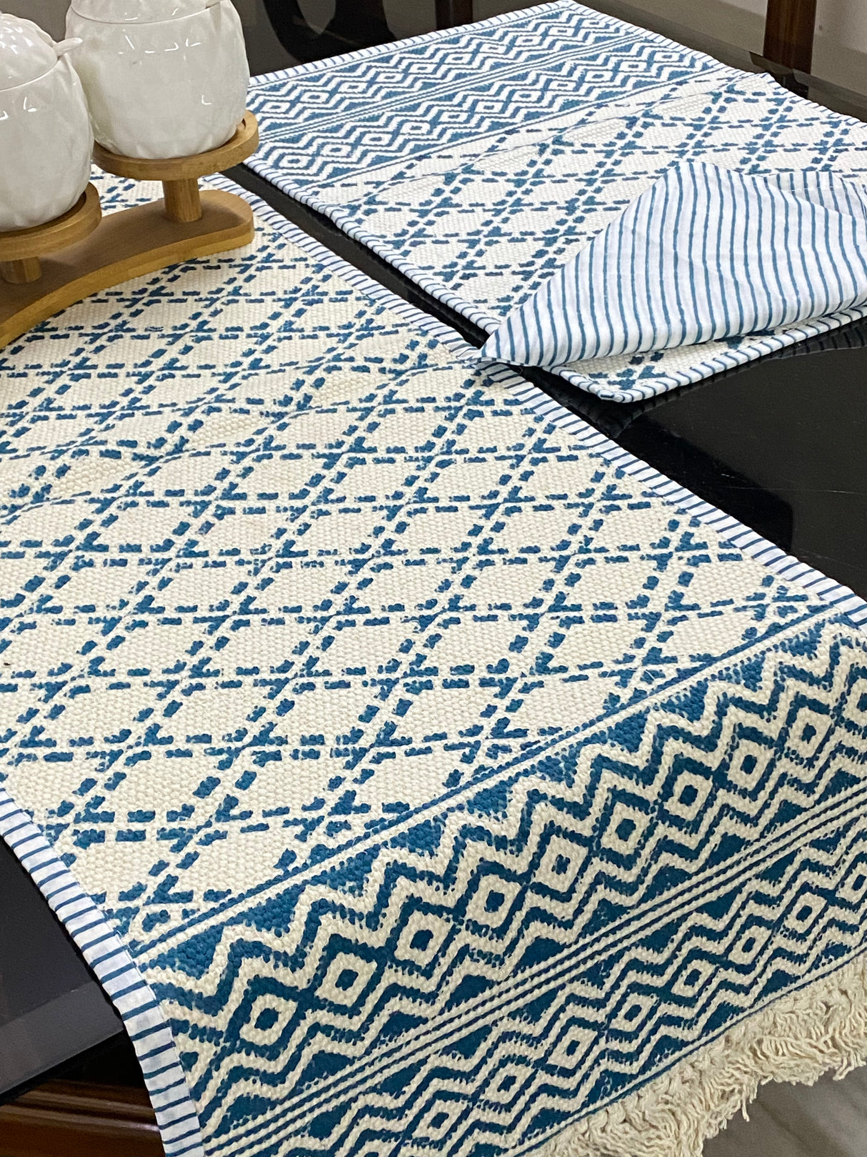 blue-white-kilim-table-mat-napkin-set-6-seater-close-up