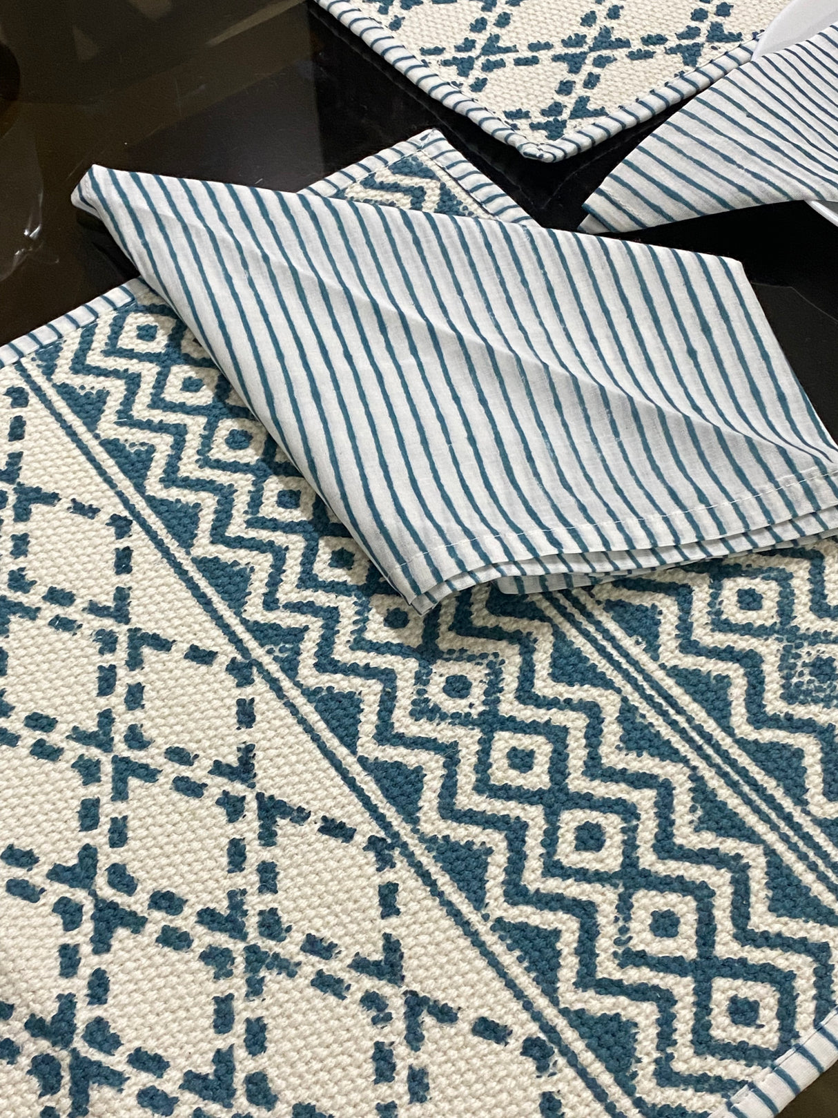 blue-white-kilim-table-mat-napkin-set-6-seater-pattern-view