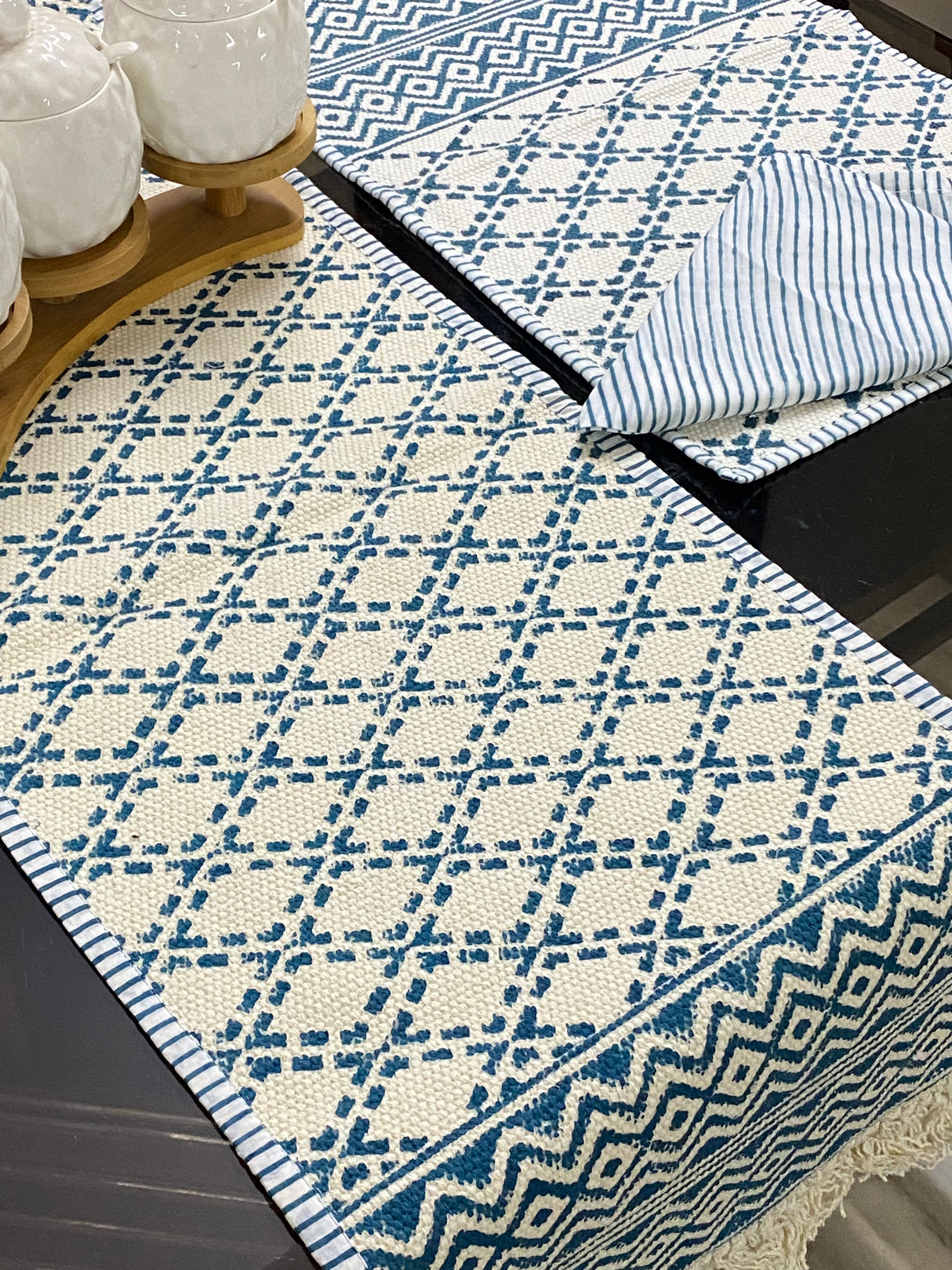 blue-white-kilim-table-mat-napkin-set-6-seater-texture-view